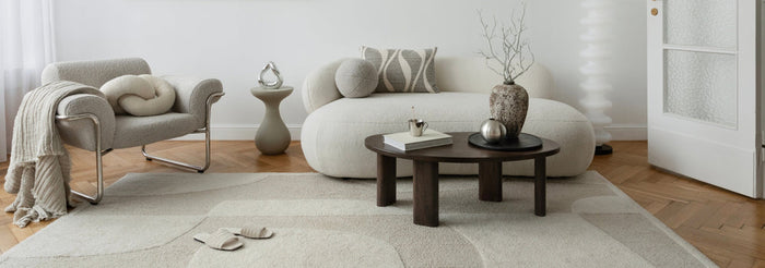 Modernes beigefarbenes Interior mit metallischen Akzenten