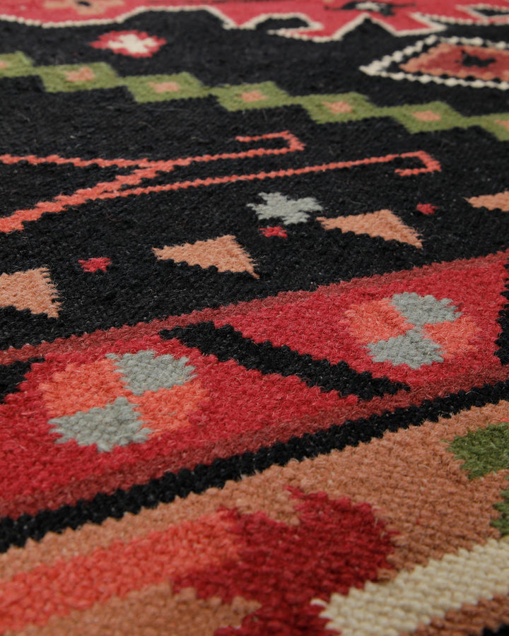 Handwebteppich Wolle Kelim Medaillon schwarz rot 160x230 cm – Close-up der Webart