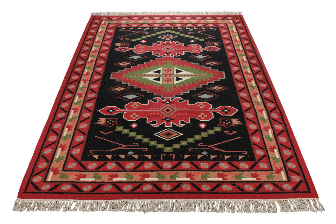 Handwebteppich Wolle Kelim Medaillon schwarz rot 160x230 cm – dekorativ im Raum inszeniert