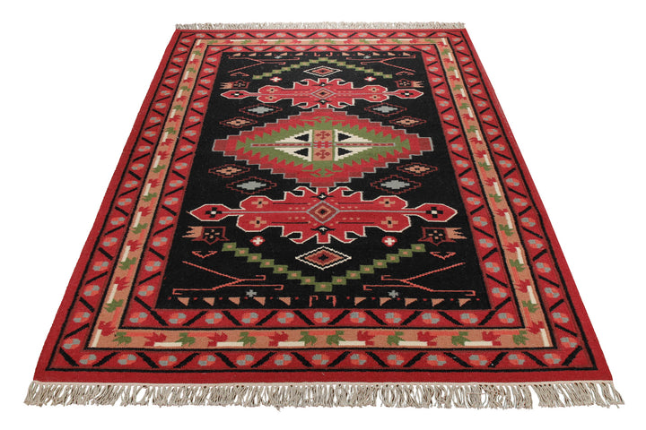 Handwebteppich Wolle Kelim Medaillon schwarz rot 160x230 cm – dekorativ im Raum inszeniert