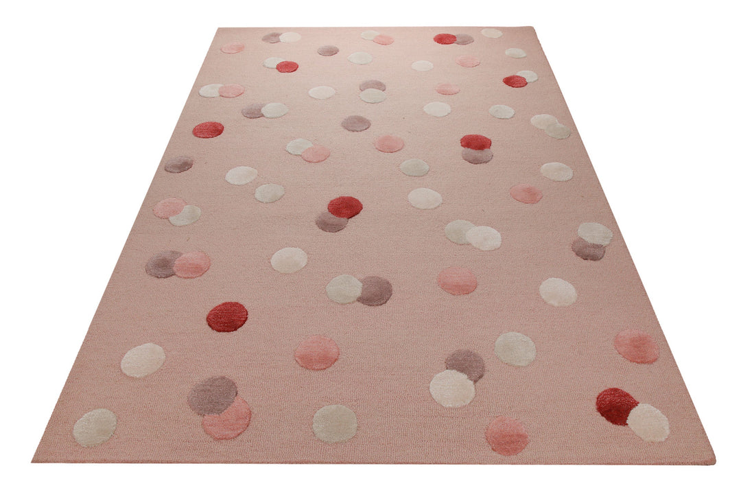 Konfetti auf Blush - Handtuft Wolle 160 x 230 cm – Teppich im Raum platziert