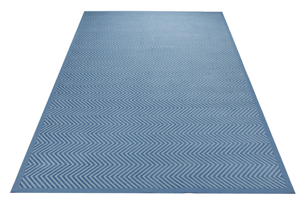 Baumwollteppich Estland beidseitig Zickzack blau 160x230 cm – im Raum platziert