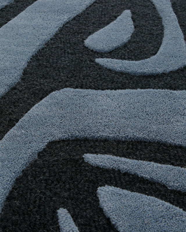 Wilde Linie in Rauchblau - Handtuft Wolle 160 x 230 cm – Detailaufnahme der Textur