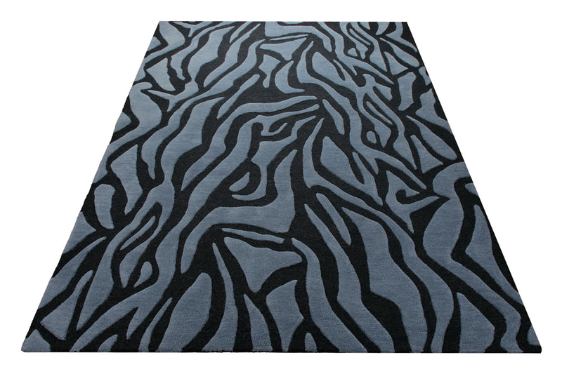 Wilde Linie in Rauchblau - Handtuft Wolle 160 x 230 cm – Teppich im Raum platziert