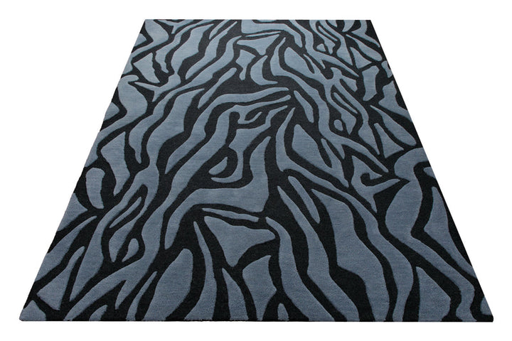 Wilde Linie in Rauchblau - Handtuft Wolle 160 x 230 cm – Teppich im Raum platziert