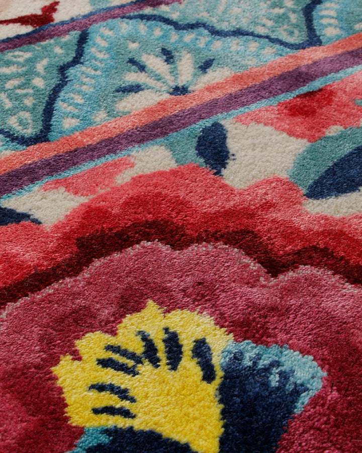 Suzani-Streifen in Türkis - Handtuft Wolle 160 x 230 cm – Produktfoto freigestellt