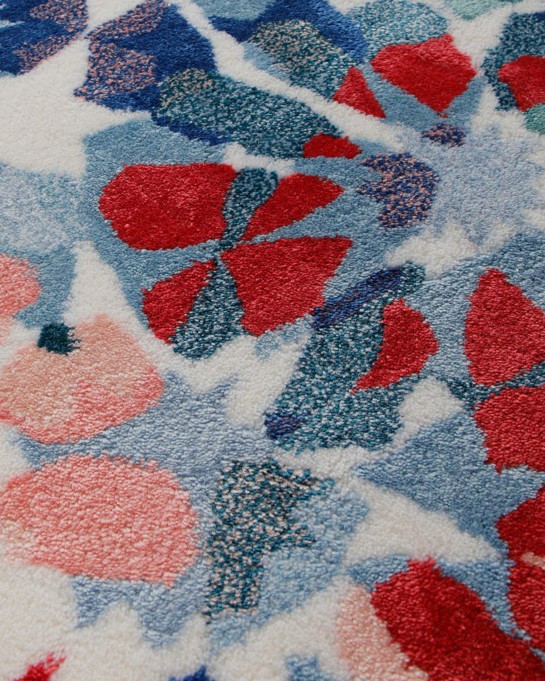Mosaikblüte in Hellblau - Handtuft Wolle 160 x 230 cm – Produktfoto freigestellt