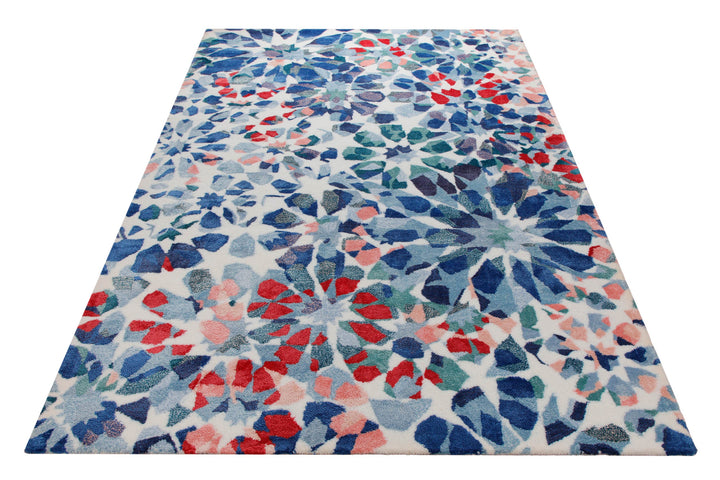 Mosaikblüte in Hellblau - Handtuft Wolle 160 x 230 cm – Teppich im Raum platziert
