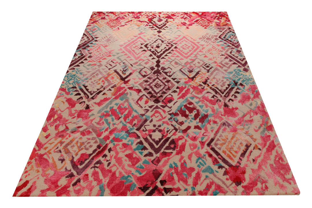 Ikat-Raute in Pink - Handtuft Wolle 160 x 230 cm – Teppich im Raum platziert