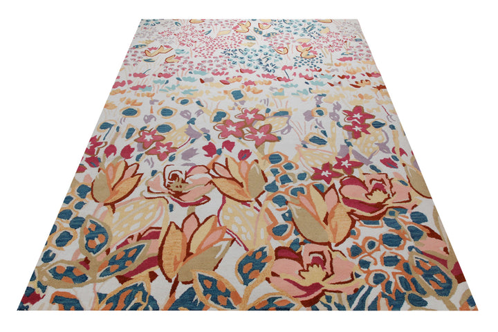 Blütenwiese in Creme - Handtuft Wolle 160 x 230 cm – Teppich im Raum platziert