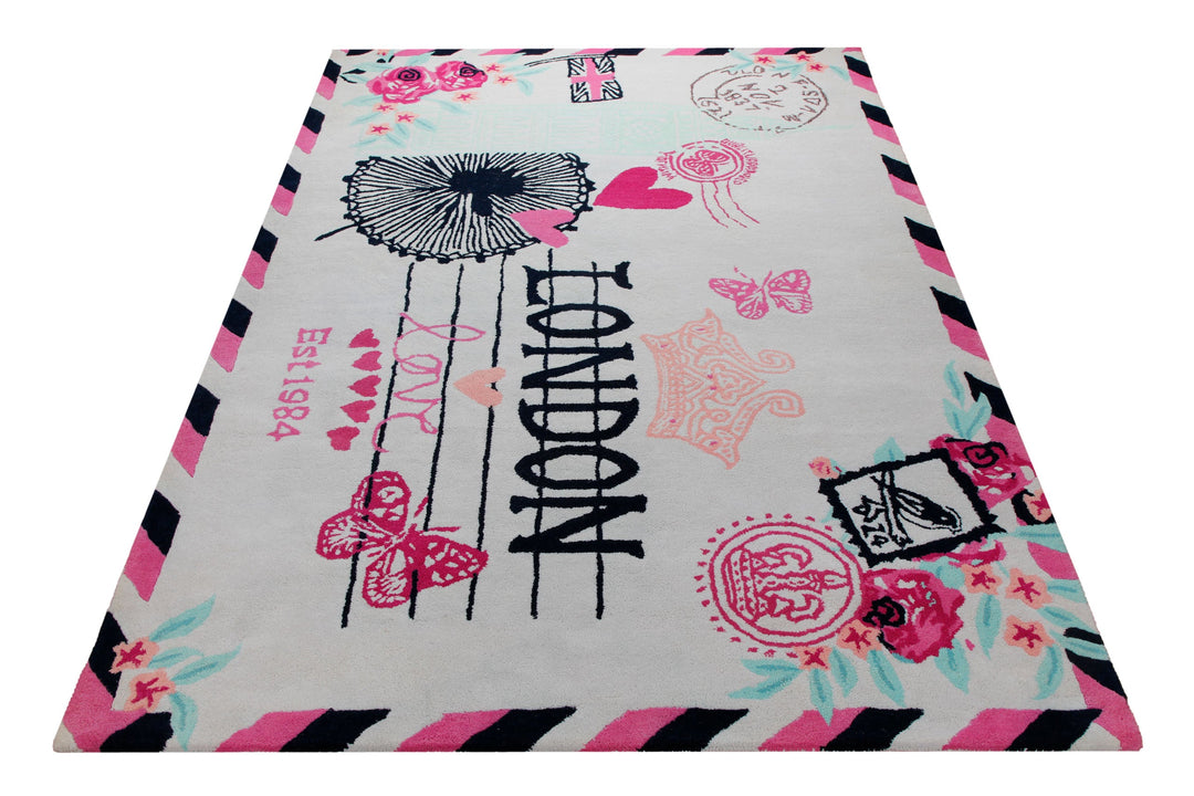 London-Postkarte in Pink - Handtuft Wolle 160 x 230 cm – Teppich im Raum platziert