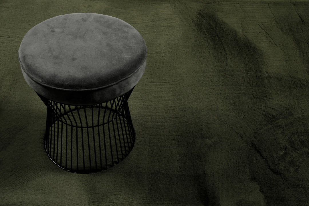 Hochflor Teppich Alice rund Oliv Grün Zoomansicht mit Hocker