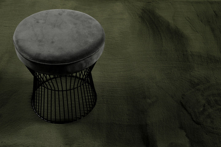 Hochflor Teppich Alice Oliv Grün Detailansicht mit Hocker