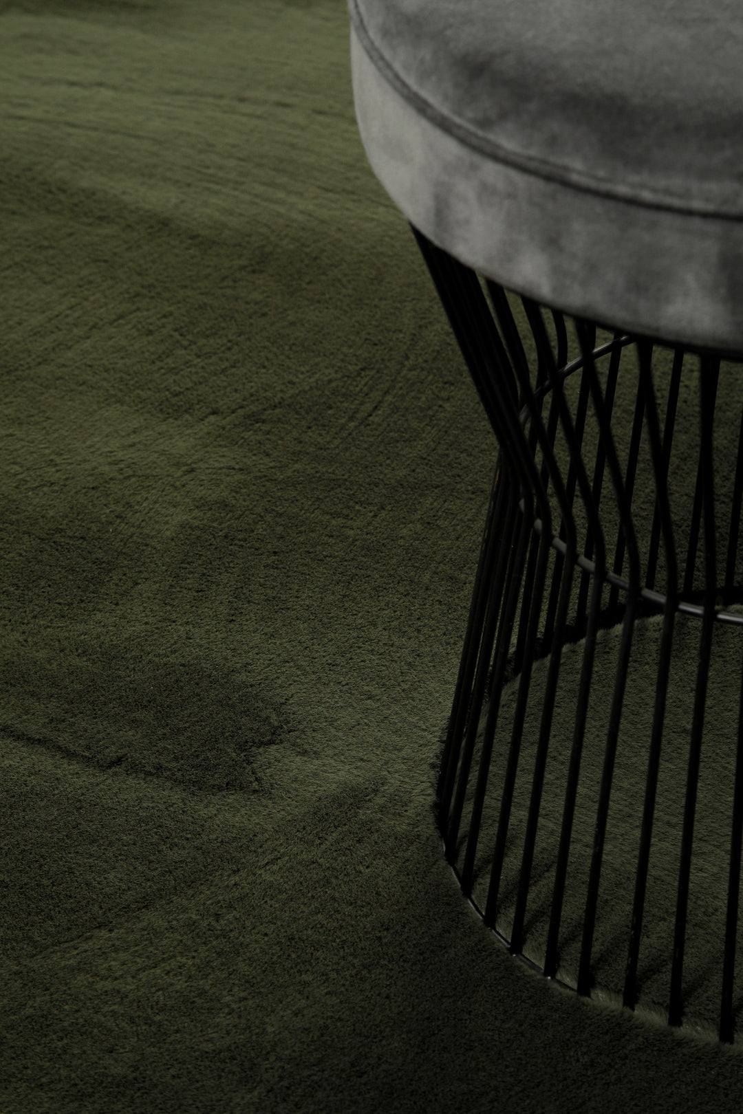 Hochflor Teppich Alice rund Oliv Grün Zoomansicht mit Hocker Flordetail