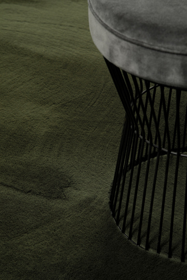 Hochflor Teppich Alice rund Oliv Grün Zoomansicht mit Hocker Flordetail