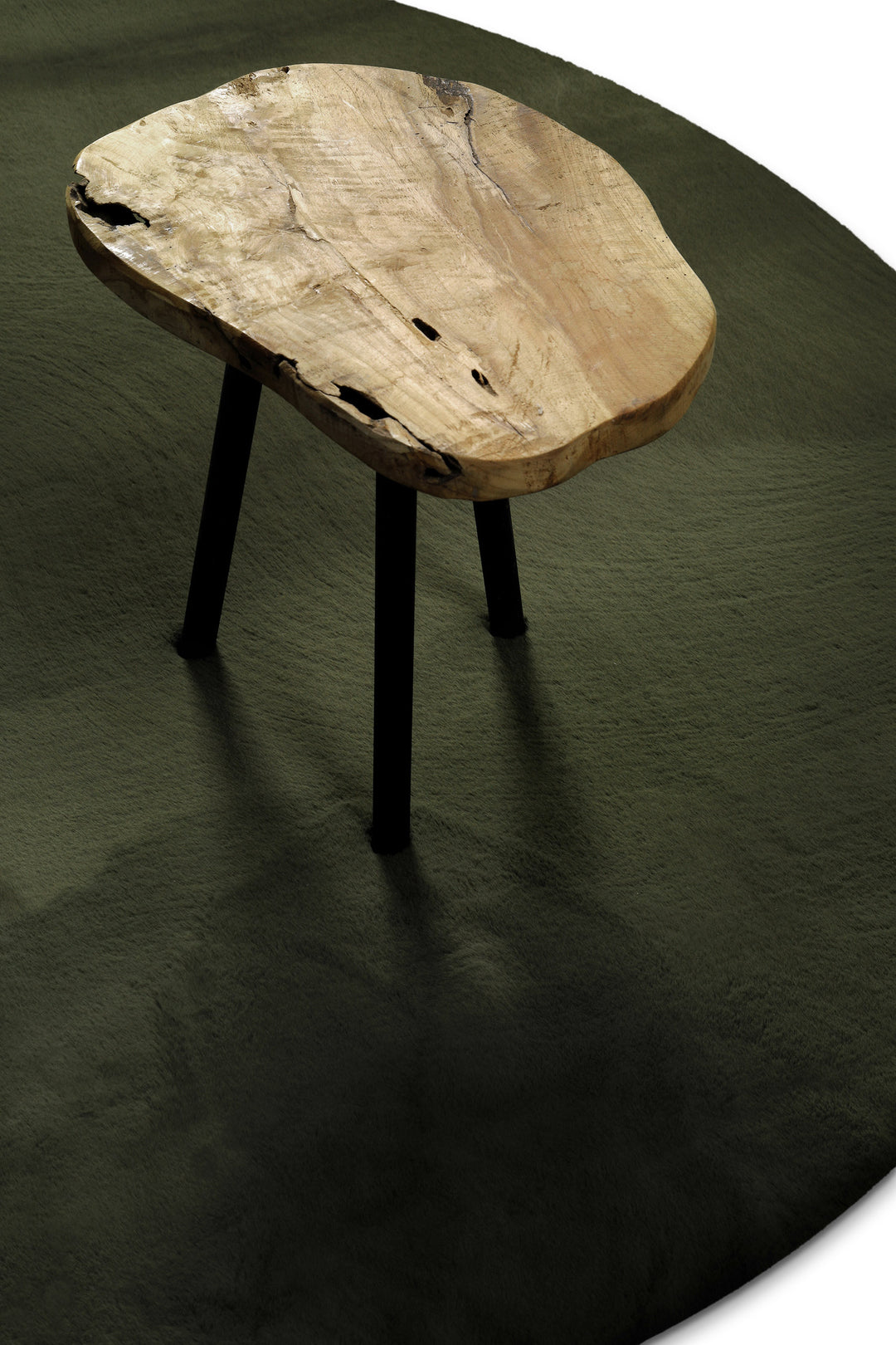 Hochflor Teppich Anna rund Oliv Grün Draufsicht mit Hocker