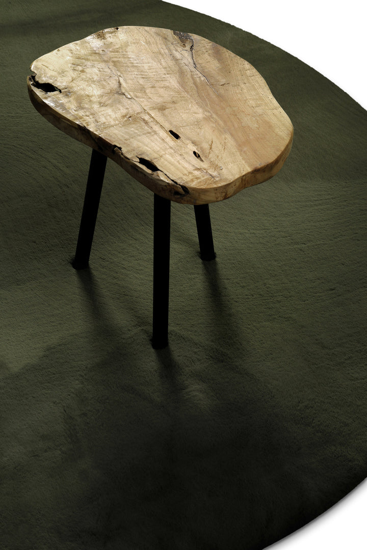 Hochflor Teppich Anna rund Oliv Grün Draufsicht mit Hocker