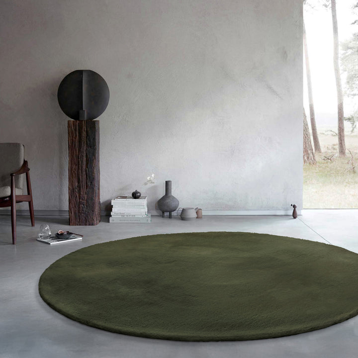 Hochflor Teppich Anna rund Oliv Grün Interiorbild