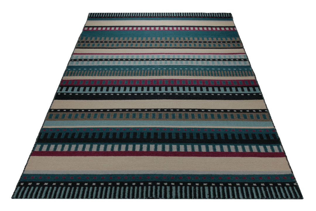 Handwebteppich Wolle Streifen petrol creme 160x230 cm – im Wohnambiente arrangiert