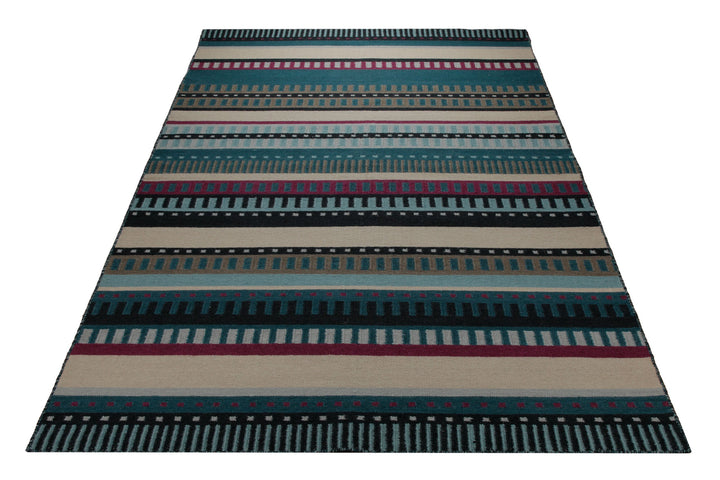 Handwebteppich Wolle Streifen petrol creme 160x230 cm – im Wohnambiente arrangiert