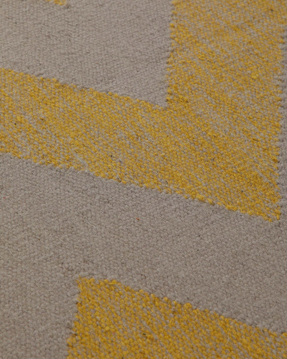 Handwebteppich Wolle Chevron gelb grau 160x230 cm – Detailaufnahme der Musterung