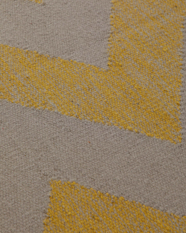 Handwebteppich Wolle Chevron gelb grau 160x230 cm – Detailaufnahme der Musterung