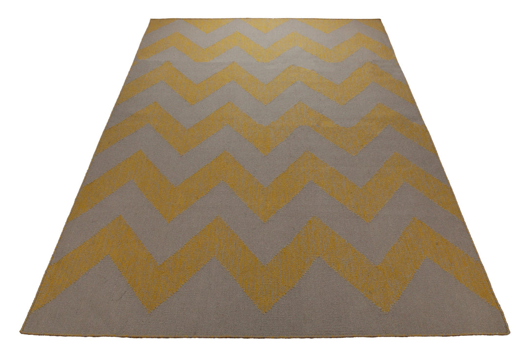 Handwebteppich Wolle Chevron gelb grau 160x230 cm – im Raum platziert