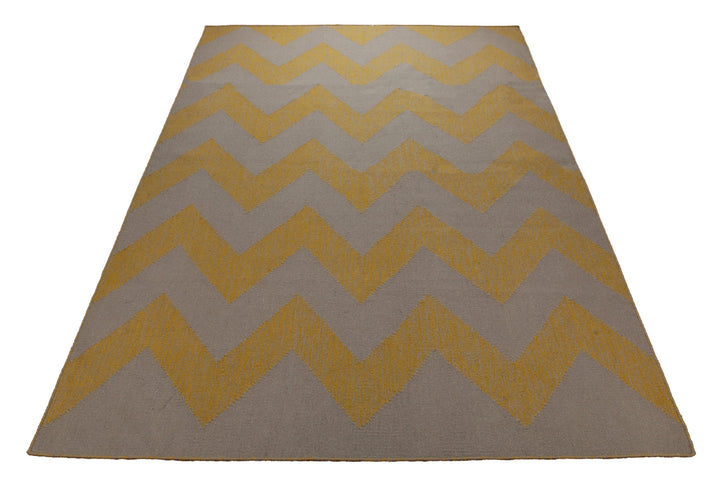 Handwebteppich Wolle Chevron gelb grau 160x230 cm – im Raum platziert