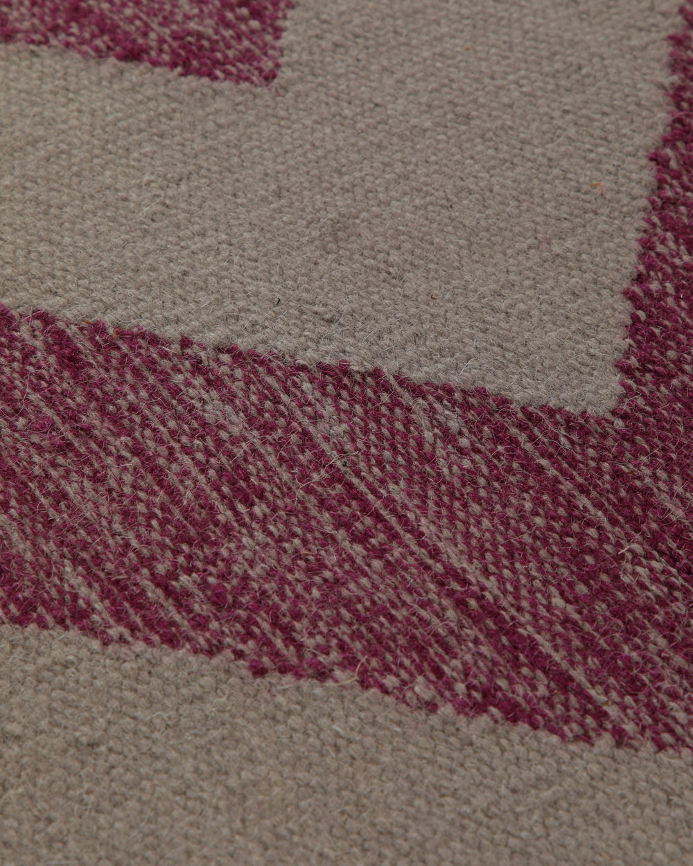 Handwebteppich Wolle Chevron magenta natur 160x230 cm – Detailansicht des Flors
