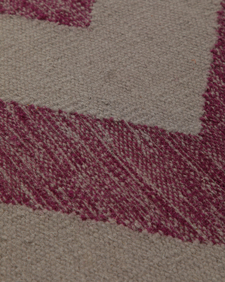 Handwebteppich Wolle Chevron magenta natur 160x230 cm – Detailansicht des Flors