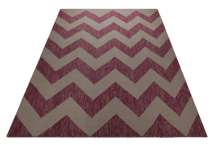 Handwebteppich Wolle Chevron magenta natur 160x230 cm – im Wohnraum in Szene gesetzt