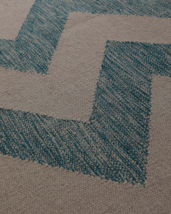 Handwebteppich Wolle Chevron petrol taupe 160x230 cm – Nahaufnahme von Struktur und Textur