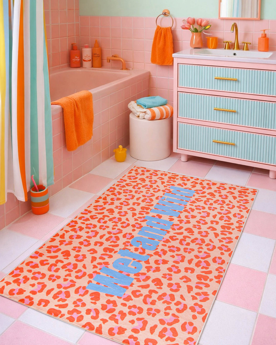 Badteppich Wet And Wild im Pop-Art-Stil vor einer Badewanne in einem modernen Badezimmer platziert.