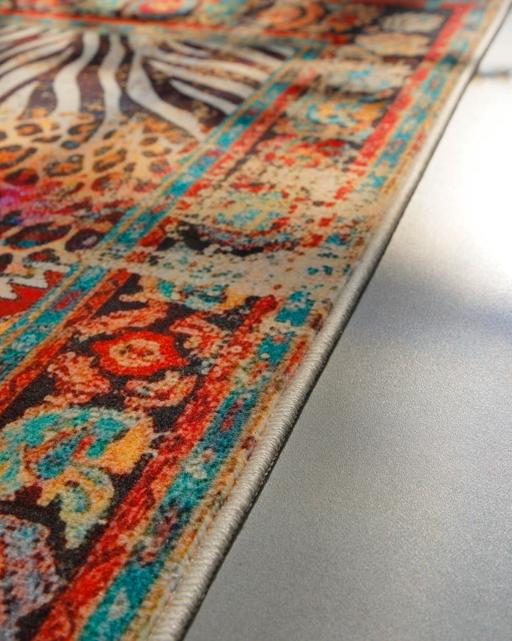 Nahaufnahme der eingefassten Kante des Badteppichs Boho Safari mit Animal-Print-Design.