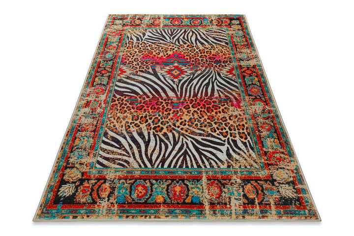 Badteppich Boho Safari in perspektivischer Ansicht mit farbenfrohem Zebra- und Leopardenmuster.