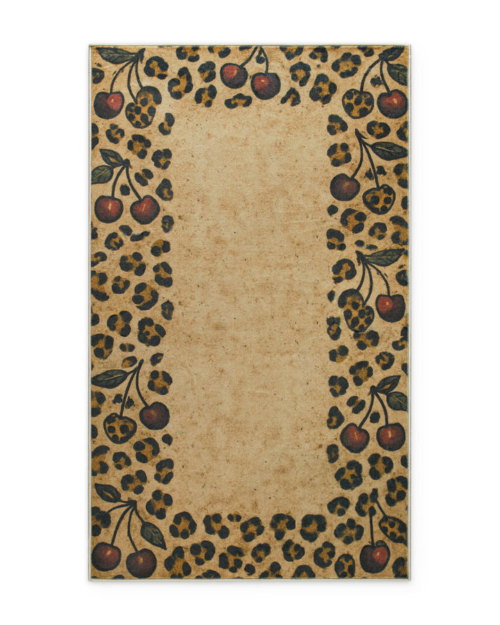 Badteppich Catwalk als Freisteller mit Leopardenmuster, Kirschmotiven und Vintage-Design.