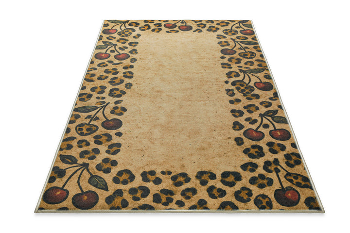 Badteppich Catwalk in perspektivischer Ansicht mit dekorativem Leopardenmuster und Kirschbordüre.