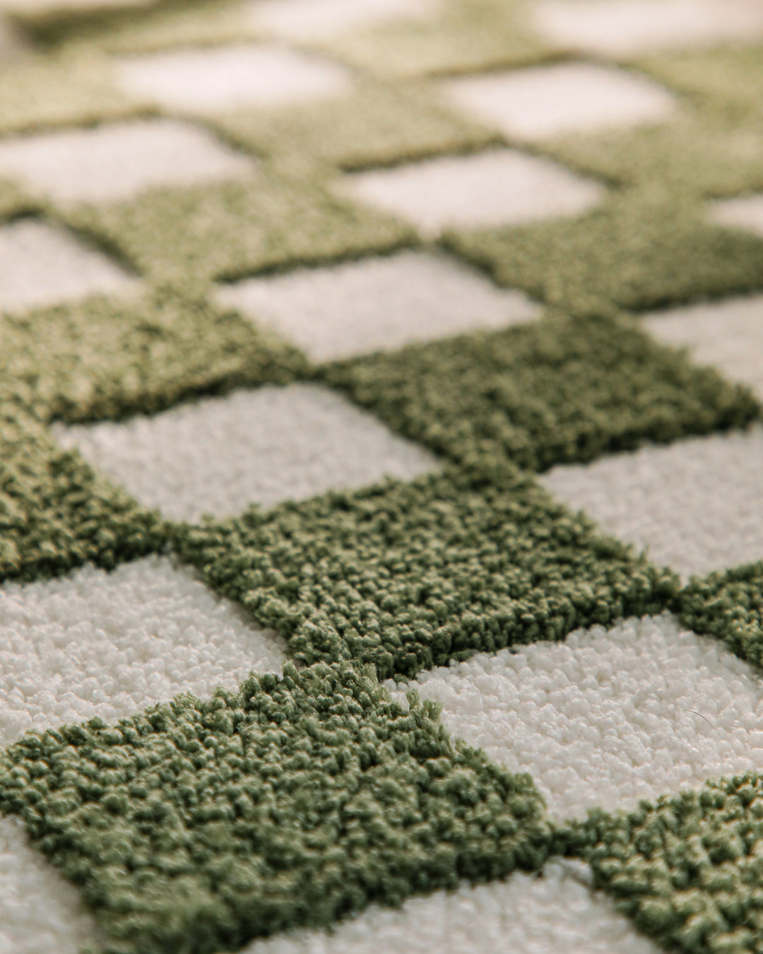 Badteppich Bobbi Grün Nahaufnahme der Florstruktur mit kontrastierendem Karomuster