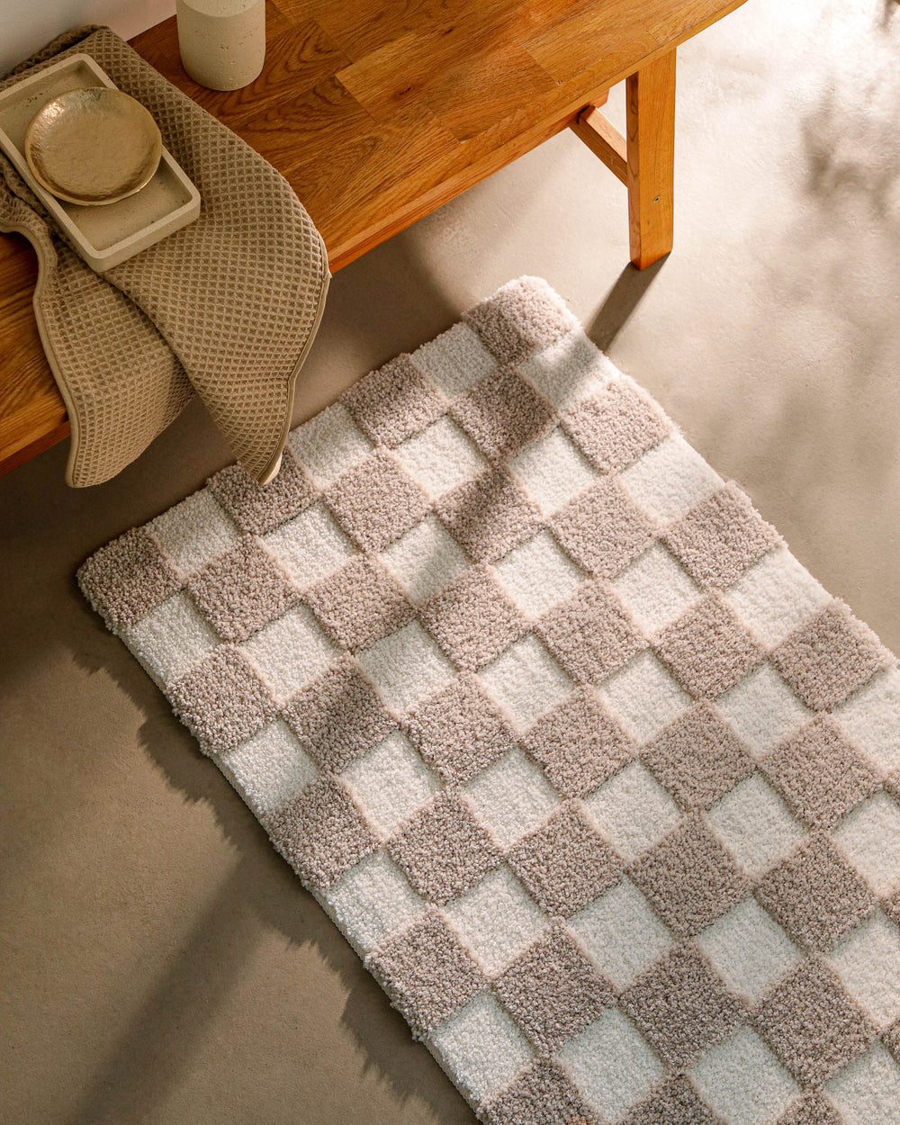 Interieurbild von Badteppich Bobbi, creme weiß Beige kariert in Schachbrett Optik