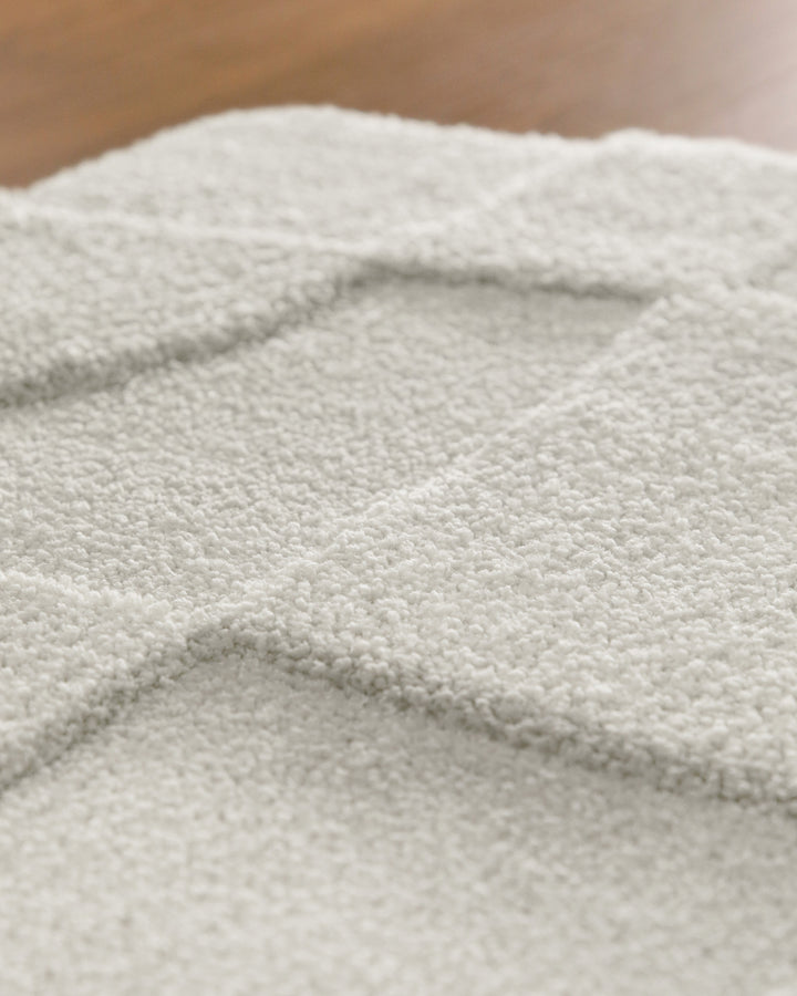 Badteppich Davie Weiß Nahaufnahme der Florstruktur, Linienrelief im dichten Teppichflor sichtbar