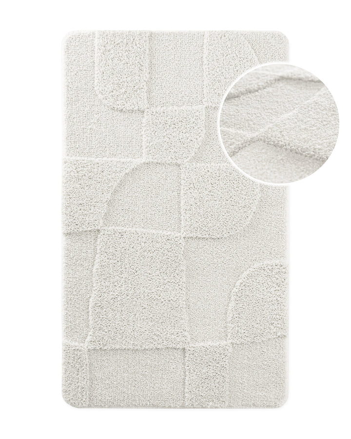 Badteppich von BathKing by WECONhome Davie Weiß, Draufsicht mit Detailkreis der Florstruktur und eingeprägtem Muster auf weißem Hintergrund