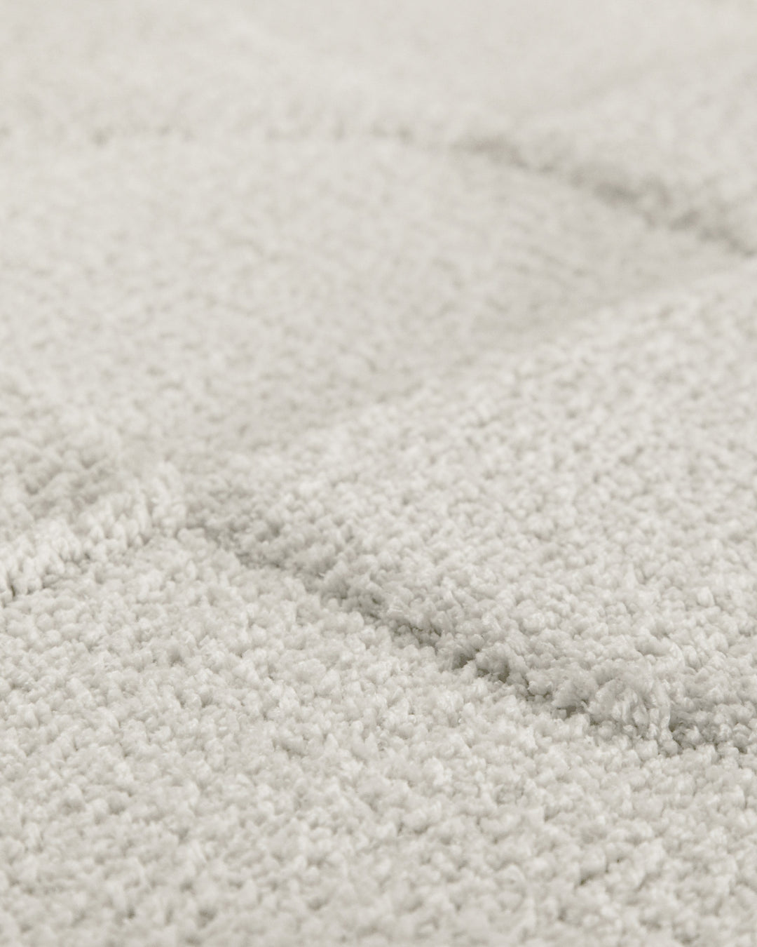 Badteppich Davie Weiß Detailaufnahme der Floroberfläche mit geometrischem Linienmuster