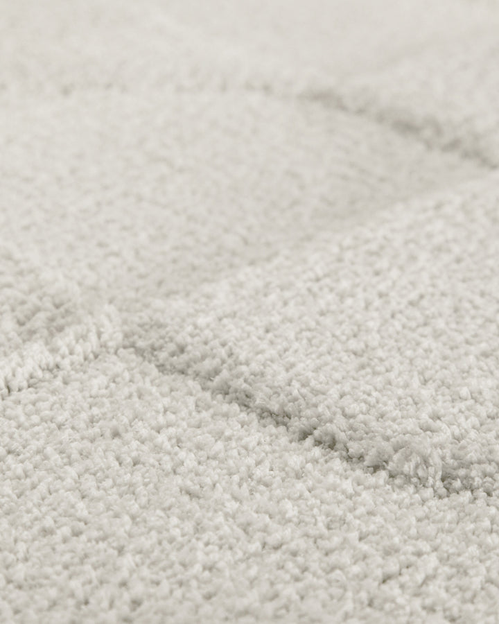 Badteppich Davie Weiß Detailaufnahme der Floroberfläche mit geometrischem Linienmuster