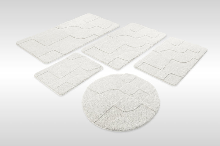 Badteppich Davie Weiß Set aus rechteckigen und runden Badmatten, mehrere Größen auf hellem Hintergrund angeordnet