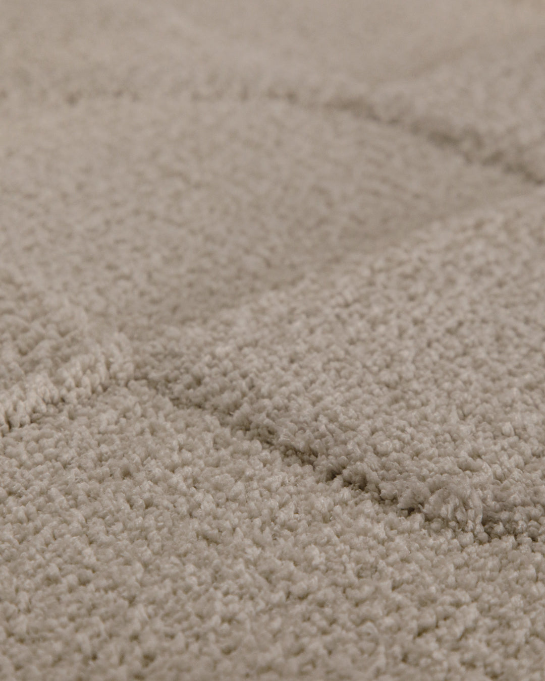 Badteppich Davie Grau Detailaufnahme der Floroberfläche mit geometrischem Linienmuster