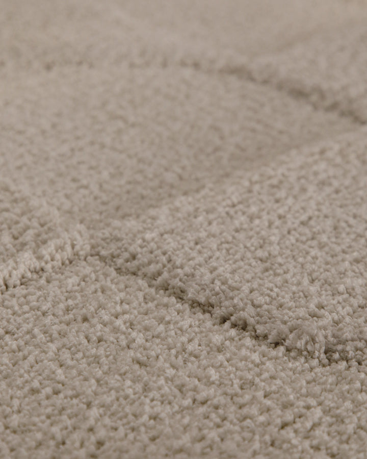 Badteppich Davie Grau Detailaufnahme der Floroberfläche mit geometrischem Linienmuster