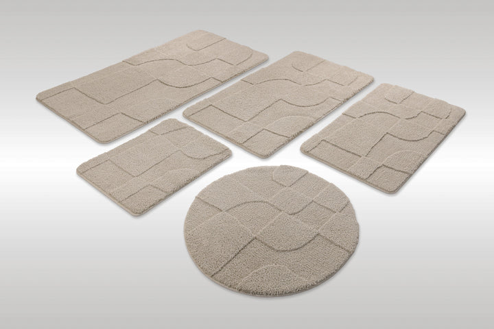 Badteppich Davie Grau Set aus rechteckigen und runden Badmatten, mehrere Größen auf hellem Hintergrund angeordnet