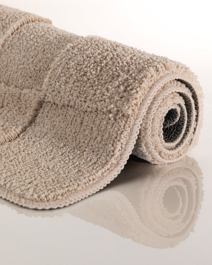 Badteppich Davie Sand Beige zwei rechteckige Matten übereinander gelegt, Draufsicht mit geometrischem Reliefmuster