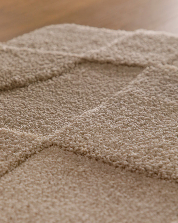 Badteppich Davie Sand Beige Nahaufnahme der Florstruktur, Linienrelief im dichten Teppichflor sichtbar