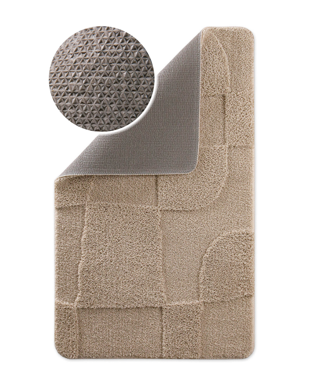 Badteppich Davie Sand Beige Ecke hochgeklappt, runde Probe zeigt Sand Beigee Rückseite mit rutschhemmender Beschichtung